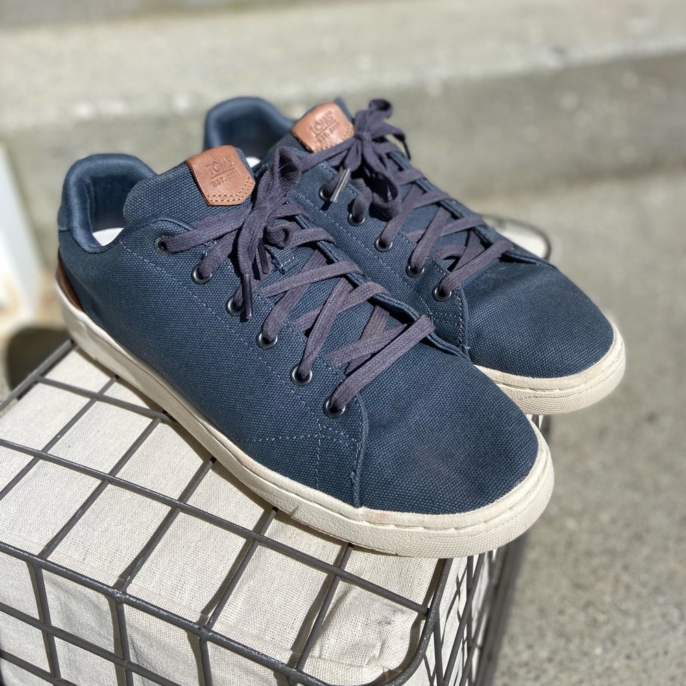 TOMS Canvas Lace-Up Sneaker